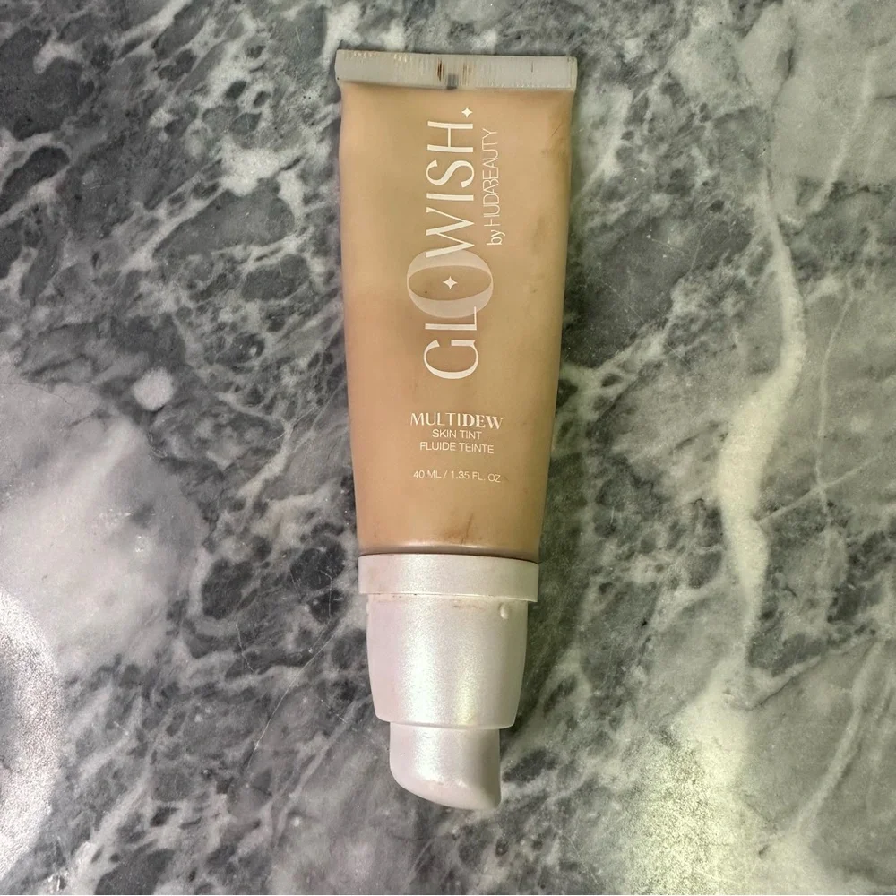 Huda Beauty‎ Glowish Multidew Skin Tint Fair